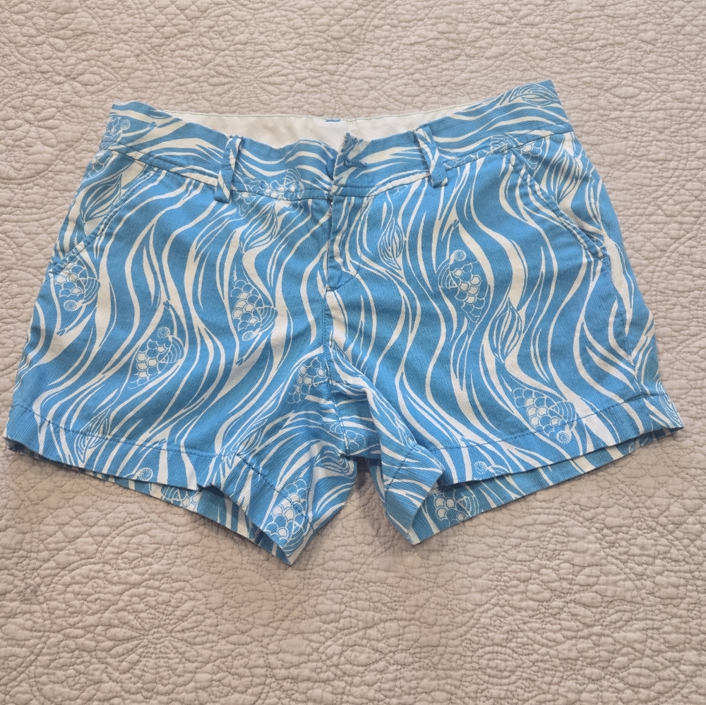 Lilly Pulitzer Blue and White Shorts with Dynamic Swirls Size 8